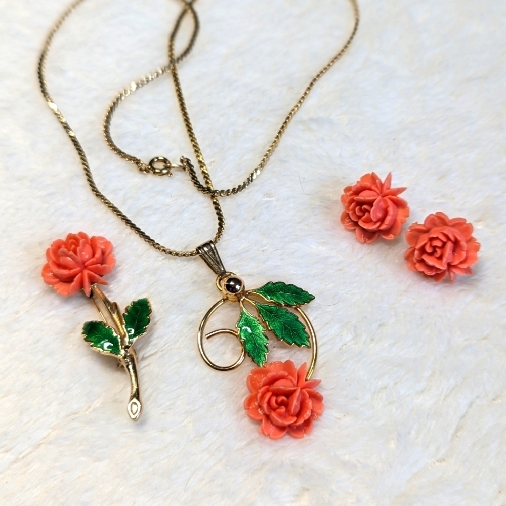 Vintage 70's Coral Resin & Enamel Floral Pendant, Brooche and Pierced Earrings - Picture 10 of 12